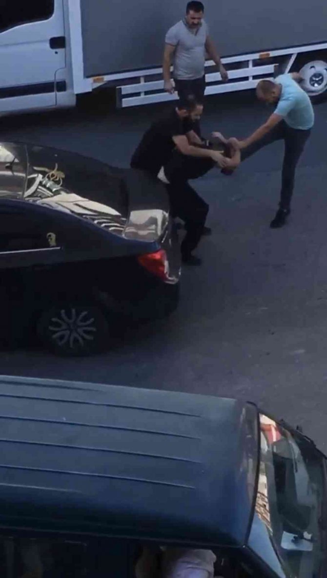 Esenyurt’ta Taksici, Ücret Tartışması Yaşadığı Yolcuyu Tekme Tokat Dövdü