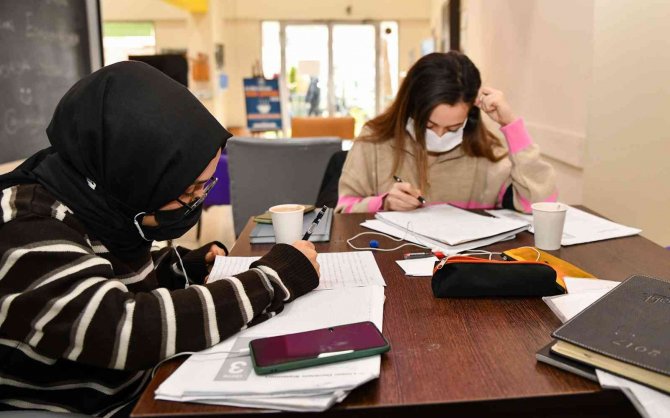 Yaz Dönemi Eğitimlerine 815 Genç Kayıt Oldu