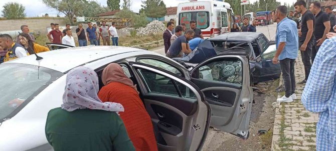 Tokat’ta İki Otomobil Kafa Kafaya Çarpıştı: 5 Yaralı