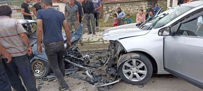 Tokat’ta İki Otomobil Kafa Kafaya Çarpıştı: 5 Yaralı