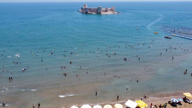 Sıcaktan Kaçan Soluğu Denizde Aldı