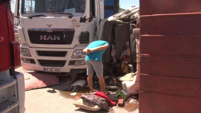 Tuzla’da Devrilen Kamyon Tıra Çarptı: 1 Yaralı