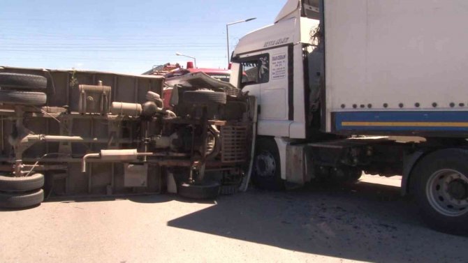 Tuzla’da Devrilen Kamyon Tıra Çarptı: 1 Yaralı