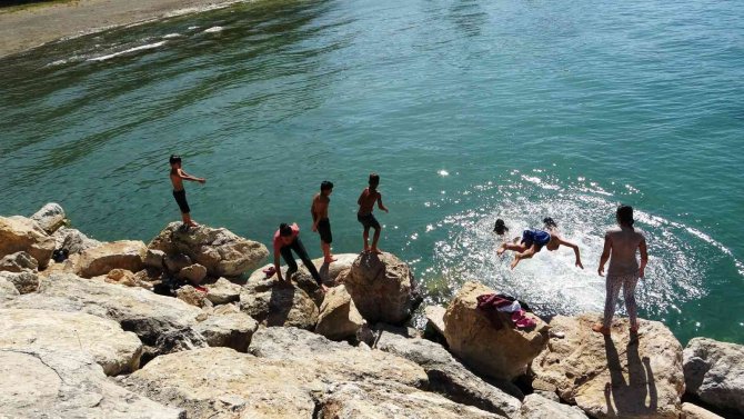 Bayram Tatili Van Gölü Sahilindeki Esnafı Sevindirdi