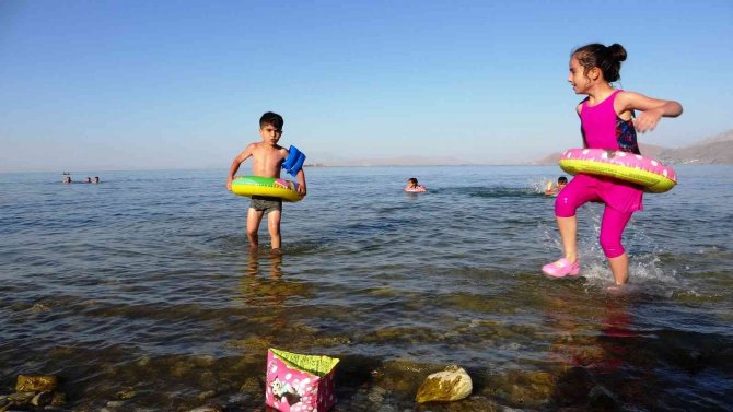 Bayram Tatili Van Gölü Sahilindeki Esnafı Sevindirdi