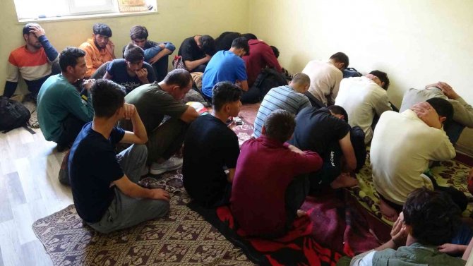 Polisten Göçmen Kaçakçılığı Operasyonu
