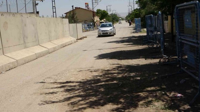 Gevaş İ̇lçe Emniyet Amirliği Önündeki Yol 6 Yıl Aradan Sonra Tekrar Ulaşıma Açıldı