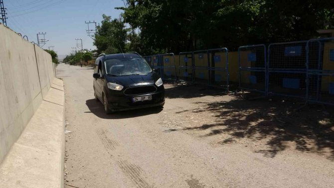 Gevaş İ̇lçe Emniyet Amirliği Önündeki Yol 6 Yıl Aradan Sonra Tekrar Ulaşıma Açıldı