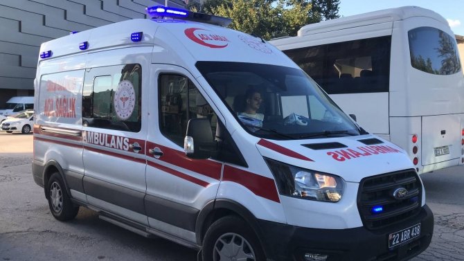 Edirne’de Motosikletten Düşen Sürücü Yaralandı
