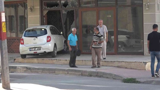 Yalova’da Kontrolden Çıkan Otomobil Boş Dükkana Girdi