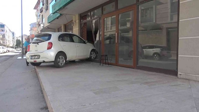 Yalova’da Kontrolden Çıkan Otomobil Boş Dükkana Girdi