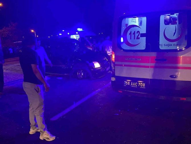 Batman’da İki Otomobil Kafa Kafaya Çarpıştı: 10 Yaralı
