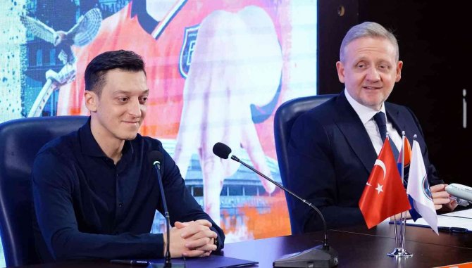 Mesut Özil, Başakşehir’e Resmi İmzayı Attı