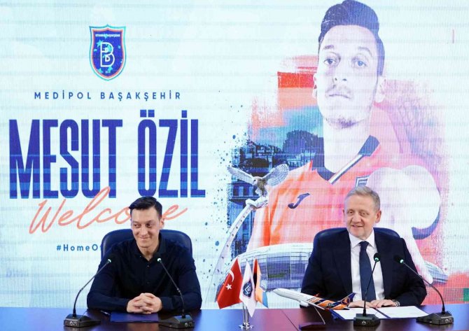 Mesut Özil, Başakşehir’e Resmi İmzayı Attı