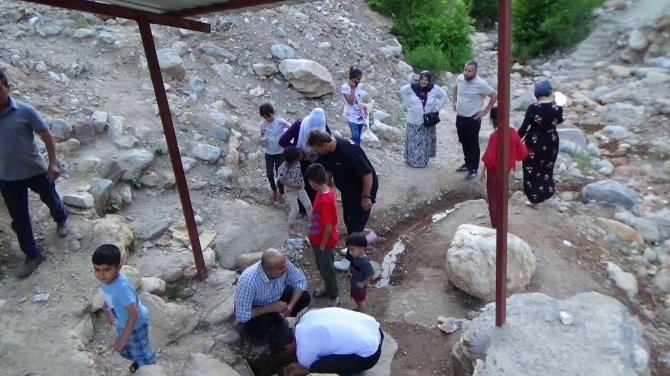 Batman’daki Doğal Maden Suyu Çeşmesi Şifa Arayanların Akınına Uğruyor