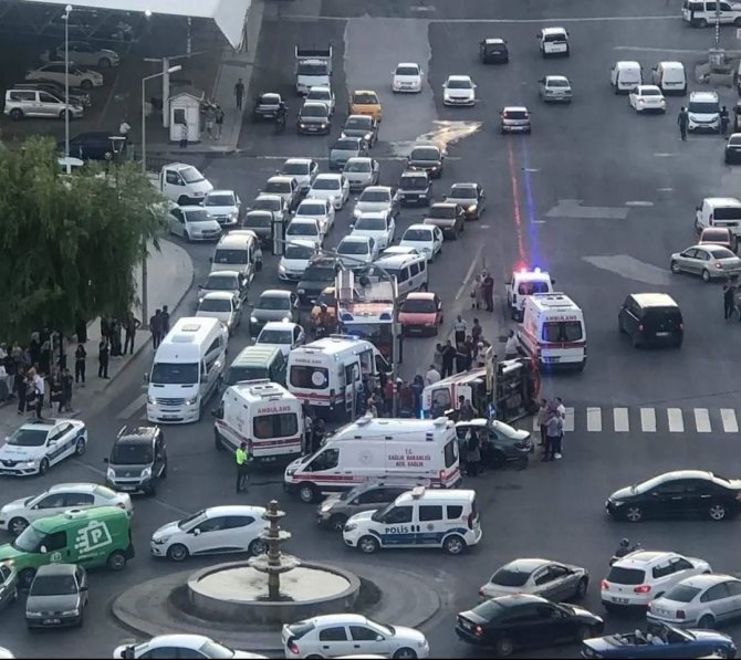 Başkent’te Hasta Taşıyan Ambulans Otomobille Çarpıştı: 3 Yaralı