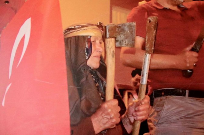 15 Temmuz Gecesi Vatan Savunması İçin Yanına Balta, Satır Alarak Köyünden Meydana İnen 86 Yaşındaki Kadın O Anları Anlattı