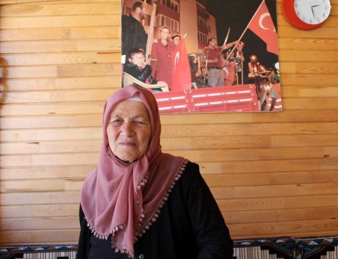 15 Temmuz Gecesi Vatan Savunması İçin Yanına Balta, Satır Alarak Köyünden Meydana İnen 86 Yaşındaki Kadın O Anları Anlattı