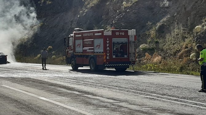 Ağrı’da Seyir Halindeyken Yanan Otomobil Küle Döndü