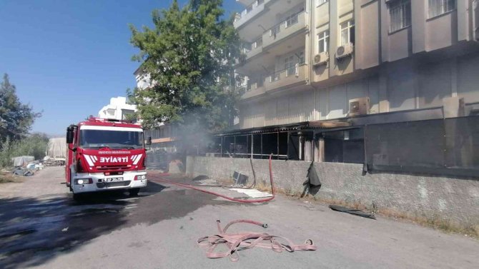 Antalya’da Korkutan Depo Yangını
