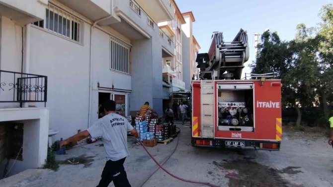 Antalya’da Korkutan Depo Yangını