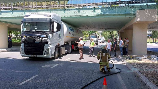 Bakırköy’de Akaryakıt Dolu Tır Alt Geçide Sıkıştı