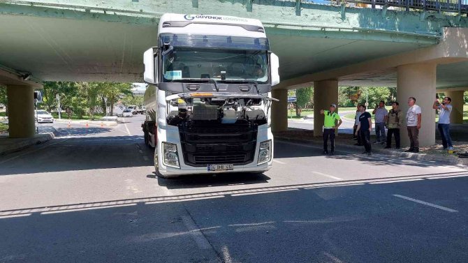Bakırköy’de Akaryakıt Dolu Tır Alt Geçide Sıkıştı