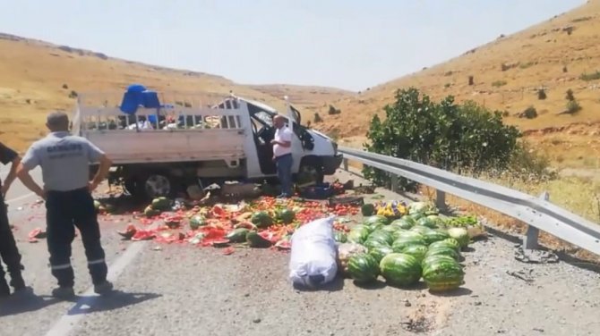 Gercüş’te Meyve Sebze Yüklü Kamyonet Devrildi: 3 Yaralı