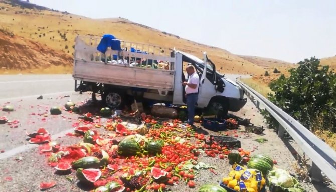 Gercüş’te Meyve Sebze Yüklü Kamyonet Devrildi: 3 Yaralı