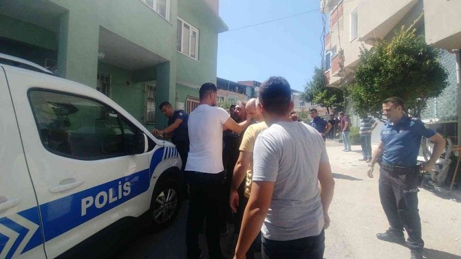Bursa’da Ailesine Kızdı, Bıçakla Kendini Rehin Aldı