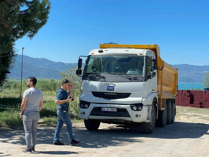 Kamyondan Hırsızlık Yapan Şüpheliyi Yürüyüşü Ele Verdi