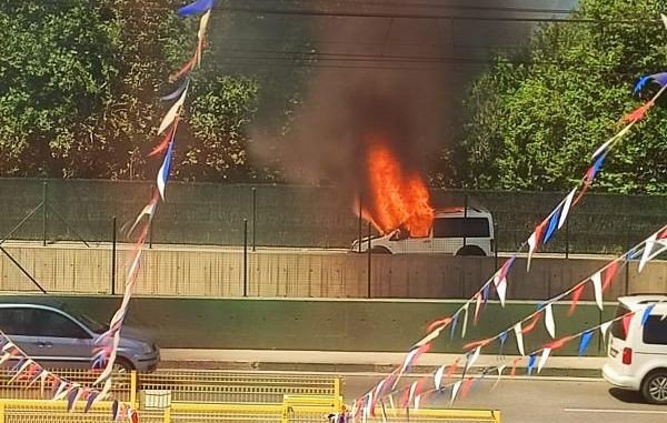 Seyir Halindeki Ticari Kamyonet Küle Döndü