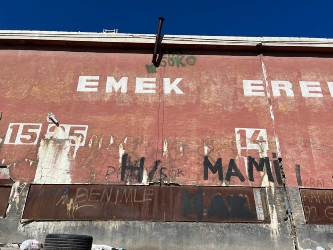 Binanın Çatısına Kadar Yazı Yazdılar