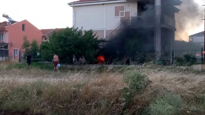 Evin Garajındaki Lpg’li Otomobil Yandı