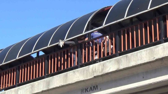 Düzce’de Üst Geçide Çıkan Genç Kız Ekiplere Zor Anlar Yaşattı