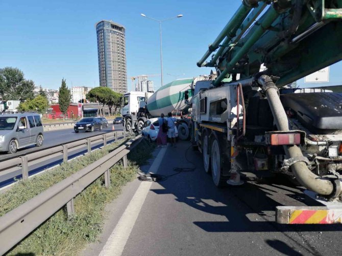 Kartal E-5’te Çarptığı Otomobili Sürükleyen Beton Mikseri Refüje Girdi
