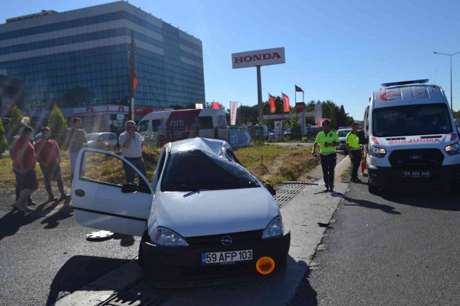 Hasta Taşıyan Araca Otomobilin Çarpıp Takla Atması Sonucu 2 Kişinin Yaralandığı Kaza Kamerada