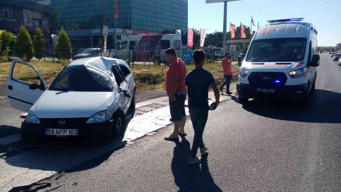 Hasta Taşıyan Araca Otomobilin Çarpıp Takla Atması Sonucu 2 Kişinin Yaralandığı Kaza Kamerada