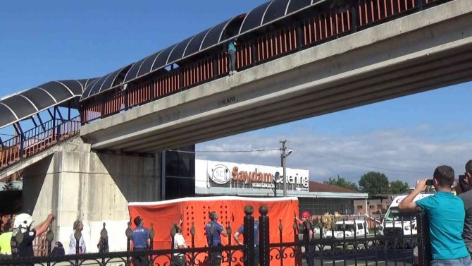 Düzce’de Üst Geçide Çıkan Genç Kız Ekiplere Zor Anlar Yaşattı