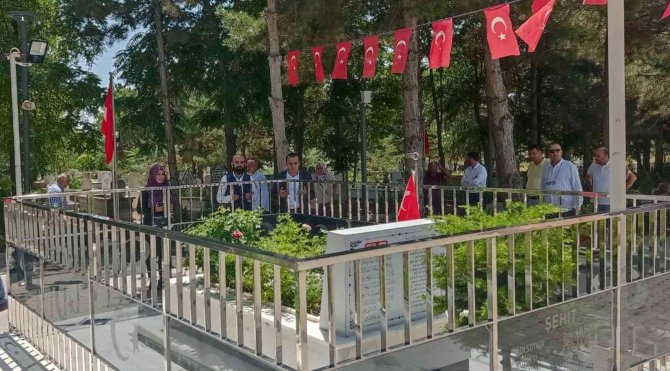 Şehit Ömer Halisdemir’in Portresini Bin 500 İlmekle 1 Yılda İşledi