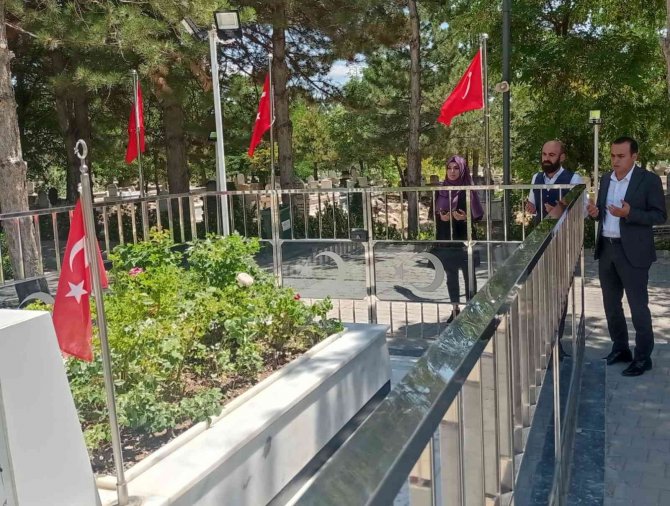 Şehit Ömer Halisdemir’in Portresini Bin 500 İlmekle 1 Yılda İşledi