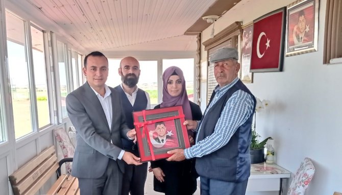 Şehit Ömer Halisdemir’in Portresini Bin 500 İlmekle 1 Yılda İşledi