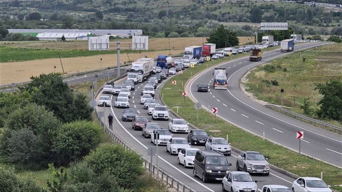 Bayram Dönüşü Başladı, 50 Kilometrelik Araç Kuyruğu Oluştu