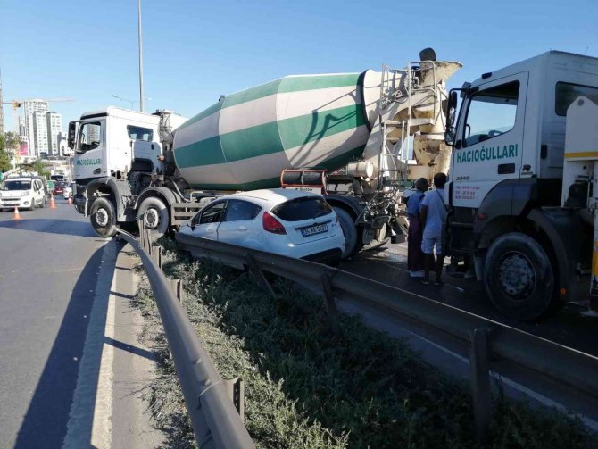 Kartal E-5’te Çarptığı Otomobili Sürükleyen Beton Mikseri Refüje Girdi