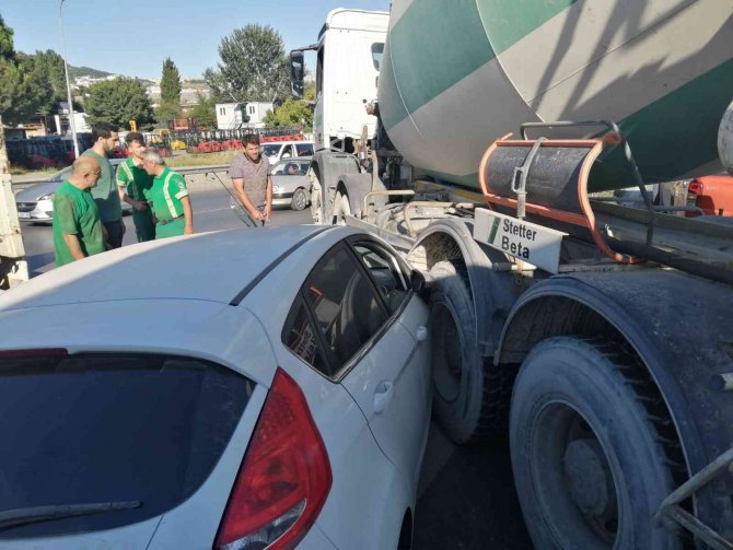 Kartal E-5’te Çarptığı Otomobili Sürükleyen Beton Mikseri Refüje Girdi
