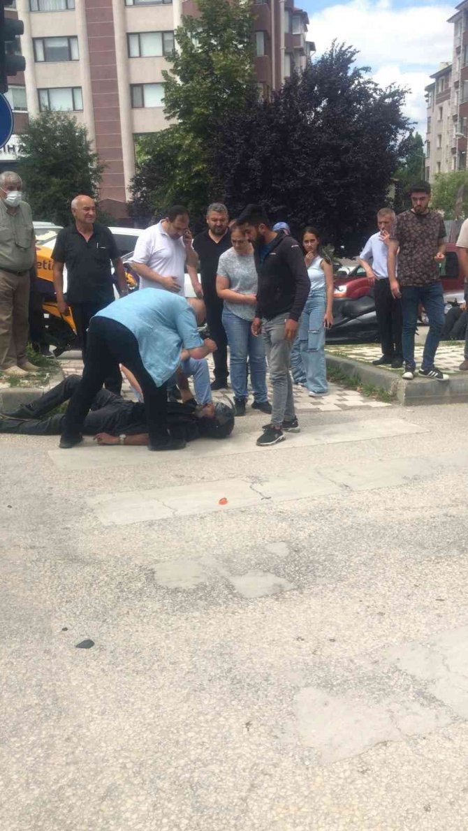 Panelvan Araç İle Motosiklet Çarpıştı : 1 Yaralı