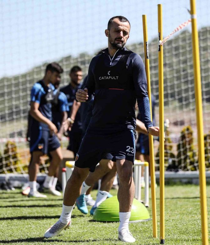 Kayserispor Kaptanı İ̇lhan Parlak: "Kulübü Sıkıntıya İtecek Transfer Yapılmasına Karşıyım"