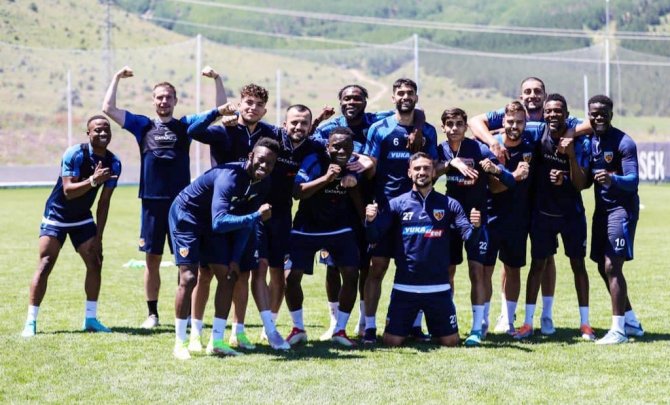 Kayserispor Kaptanı İ̇lhan Parlak: "Kulübü Sıkıntıya İtecek Transfer Yapılmasına Karşıyım"