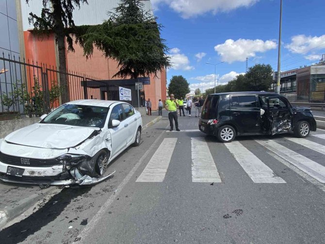 Tuzla’da Hatalı Dönüş Yapan Sürücü Otomobile Çarptı: 3 Yaralı