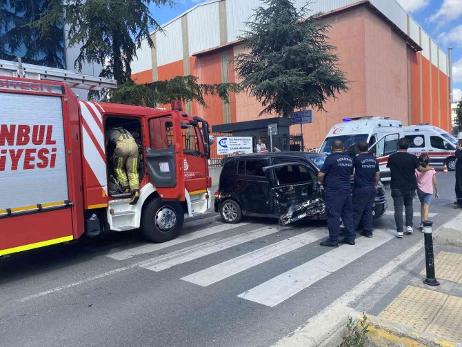 Tuzla’da Hatalı Dönüş Yapan Sürücü Otomobile Çarptı: 3 Yaralı